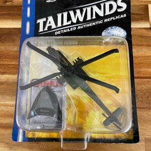 Maisto Tailwinds AH-64A Apache Diecast Military Helicopter with Stand #15061-16…